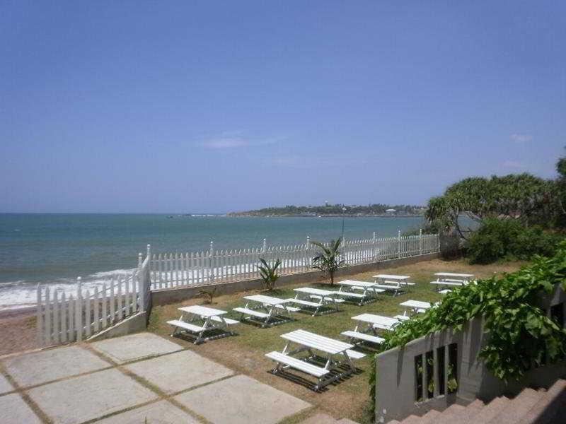 Peacock Beach Hotel Hambantota Exterior foto