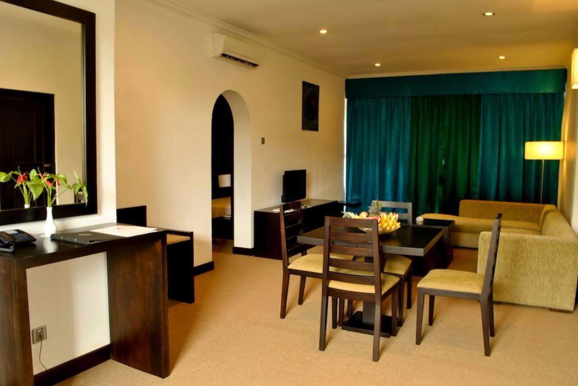 Peacock Beach Hotel Hambantota Exterior foto