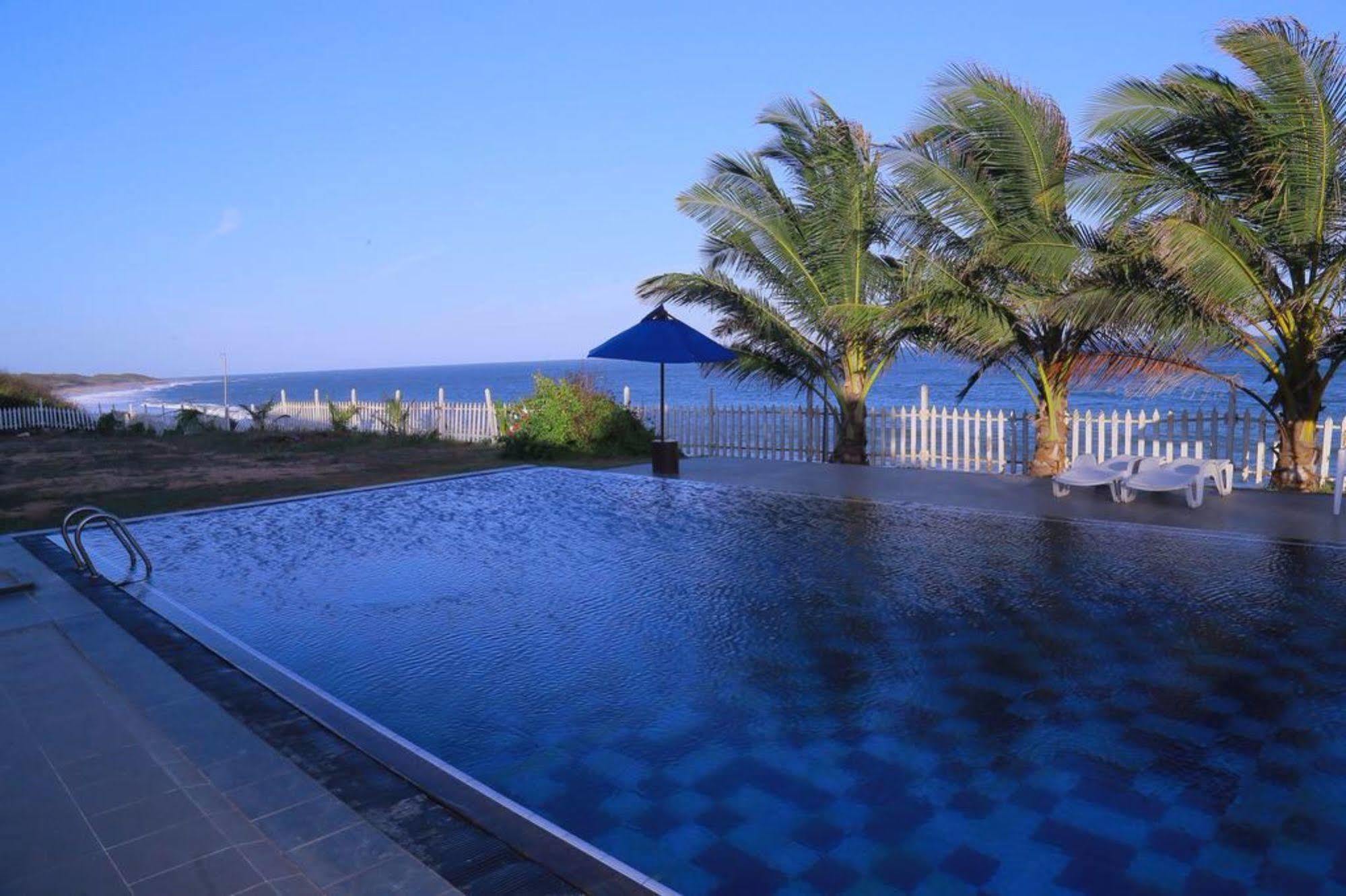Peacock Beach Hotel Hambantota Exterior foto
