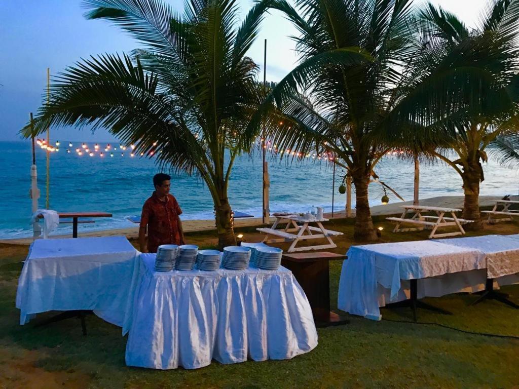 Peacock Beach Hotel Hambantota Exterior foto